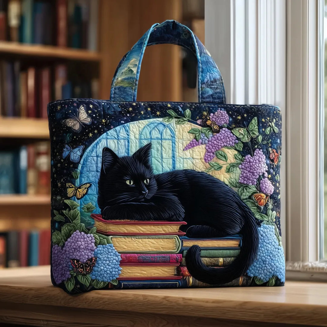 Handsydd quiltad väska med svart katt på böcker