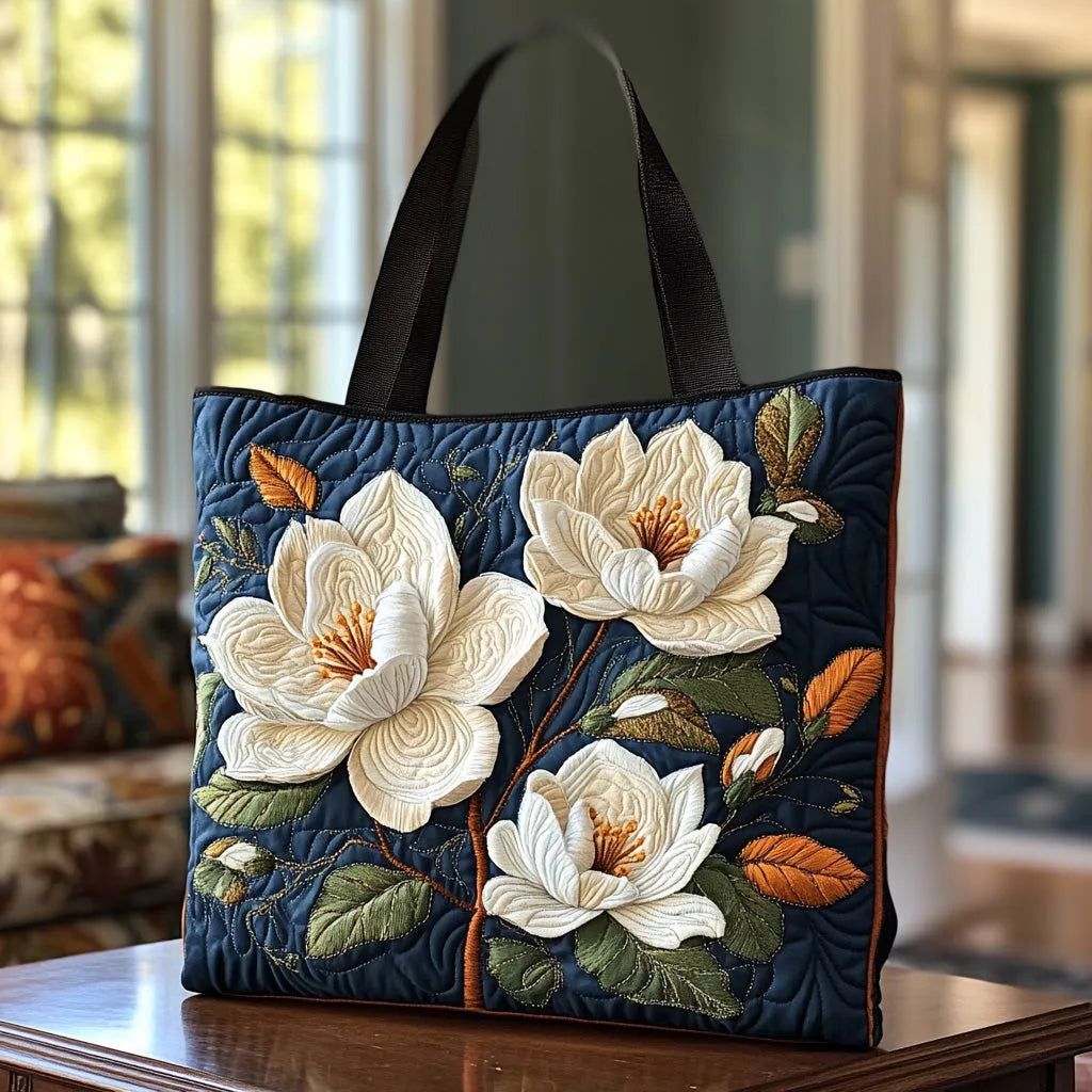 Handsydd quiltad väska med delikat magnolia