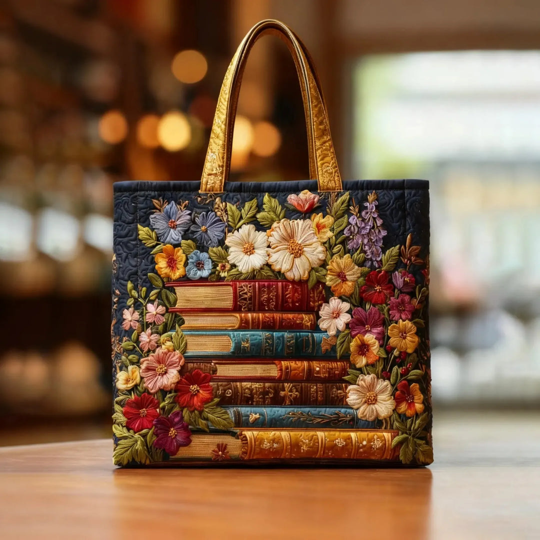 Handsydd quiltad väska med blommönster och böcker