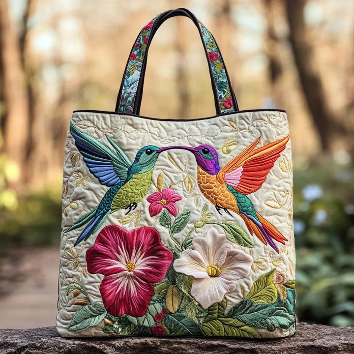 Handgjord vadderad väska med kolibri och vita blommor