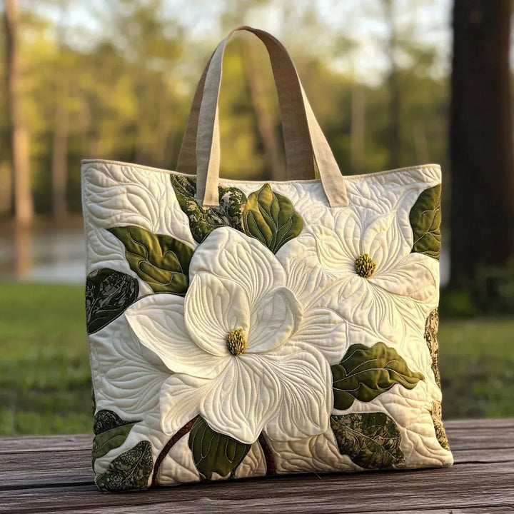 Handsydd quiltad väska med eleganta vita liljor