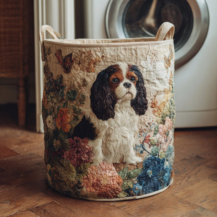 Quiltad tvättkorg med Cavalier King Charles och blommor NCU0HNH456