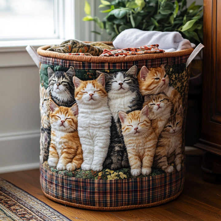 Quiltad tvättkorg med en mysig katt NCU0DV845