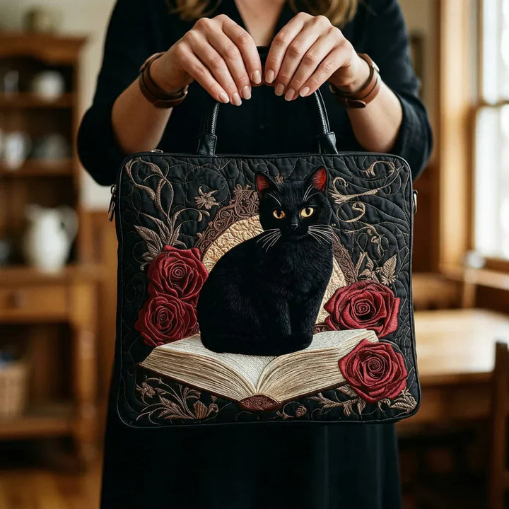 Handgjord quiltad väska med svart katt och böcker