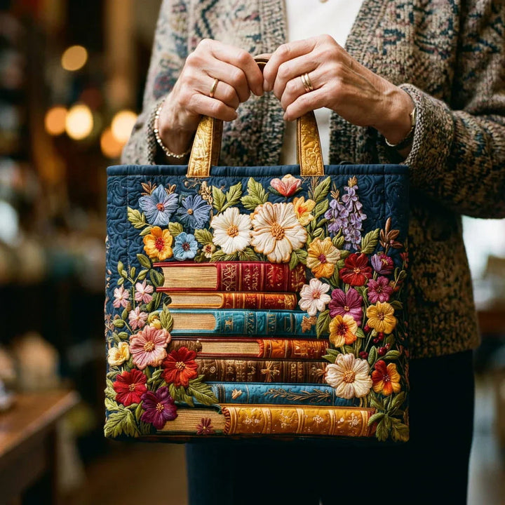 Handsydd quiltad väska med blommönster och böcker