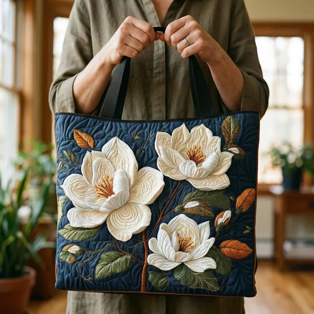 Handsydd quiltad väska med delikat magnolia