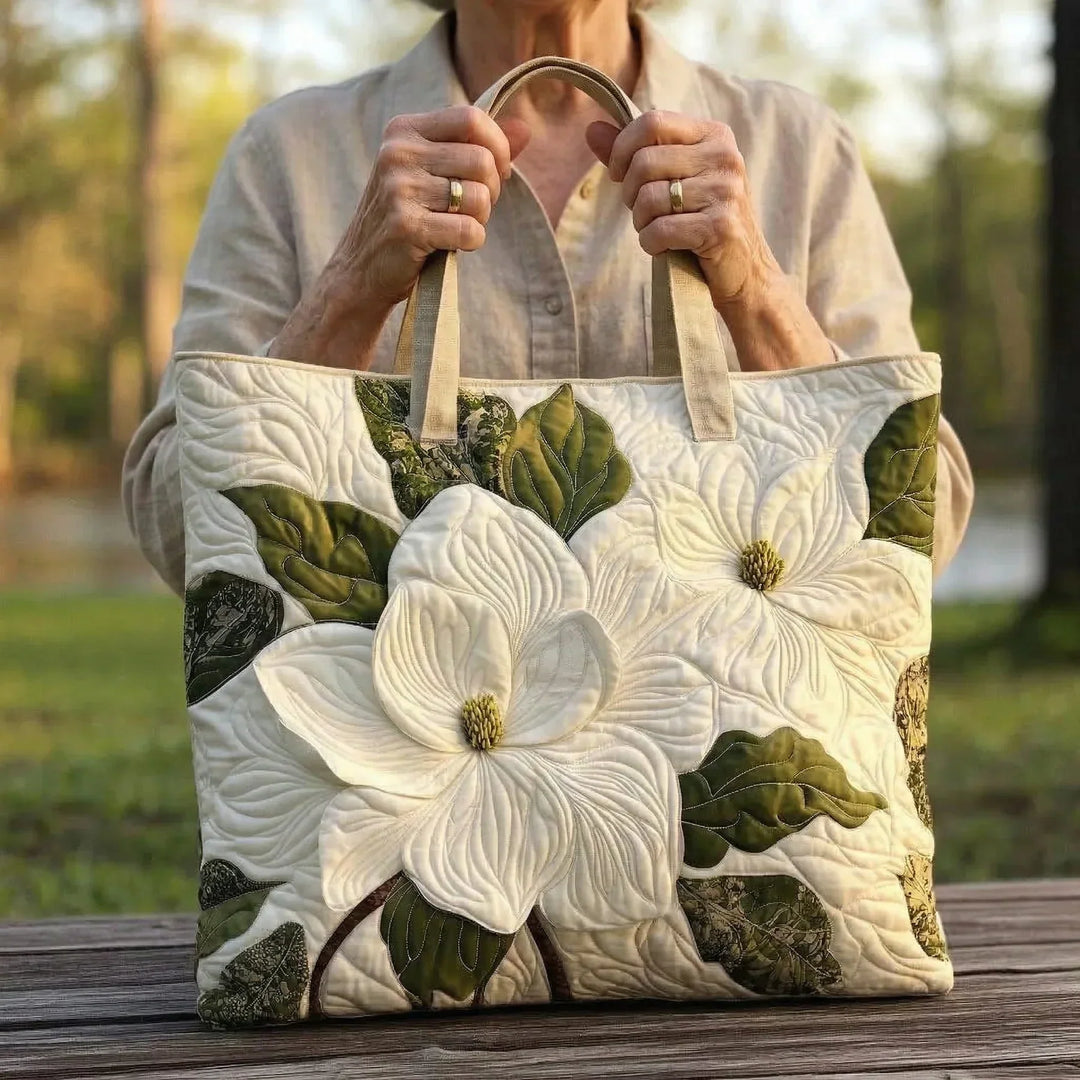 Handsydd quiltad väska med eleganta vita liljor