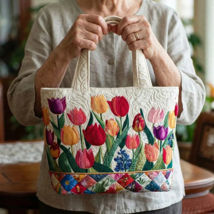 Handsydd quiltad väska med tulpanträdgård