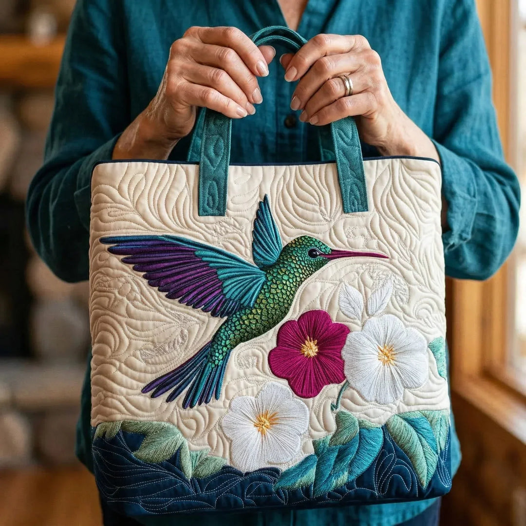 Handsydd quiltad väska med kolibri och vit blomma