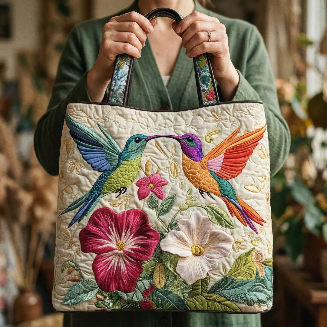 Handgjord vadderad väska med kolibri och vita blommor