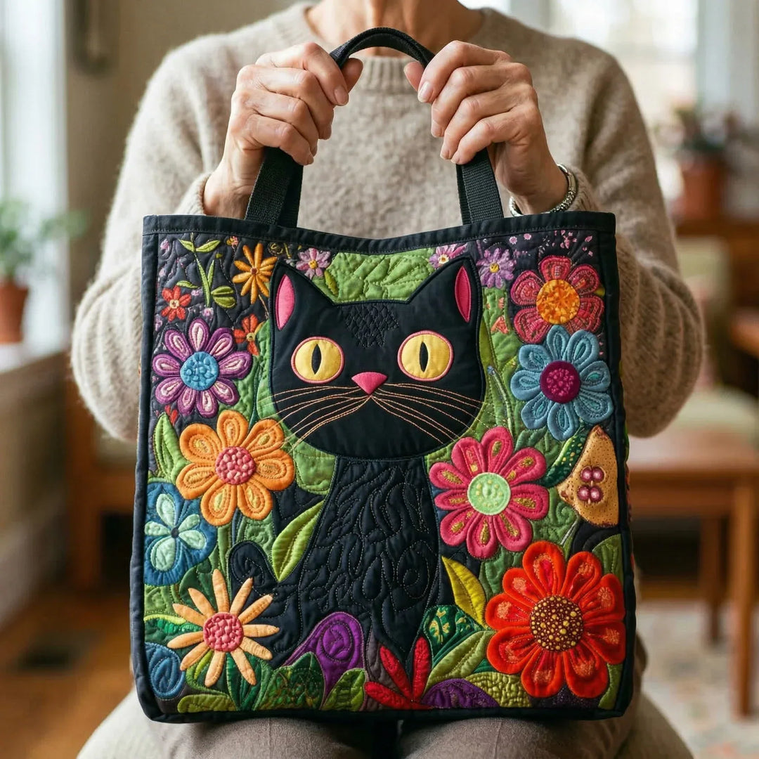 Handgjord vadderad väska med svart katt