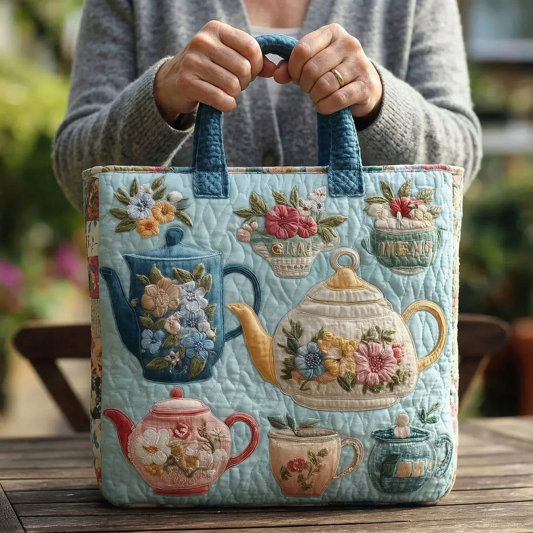 Handsydd quiltad väska med vårmönster